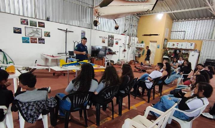 Alunos da rede municipal  visitam Clube de Voo de Araraquara!