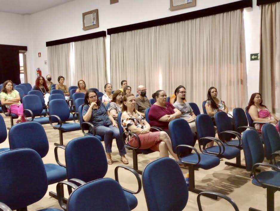 Colaboradores das bibliotecas municipais passam por treinamento para atividades educativas da exposição “CONTRA-ATAQUE!”