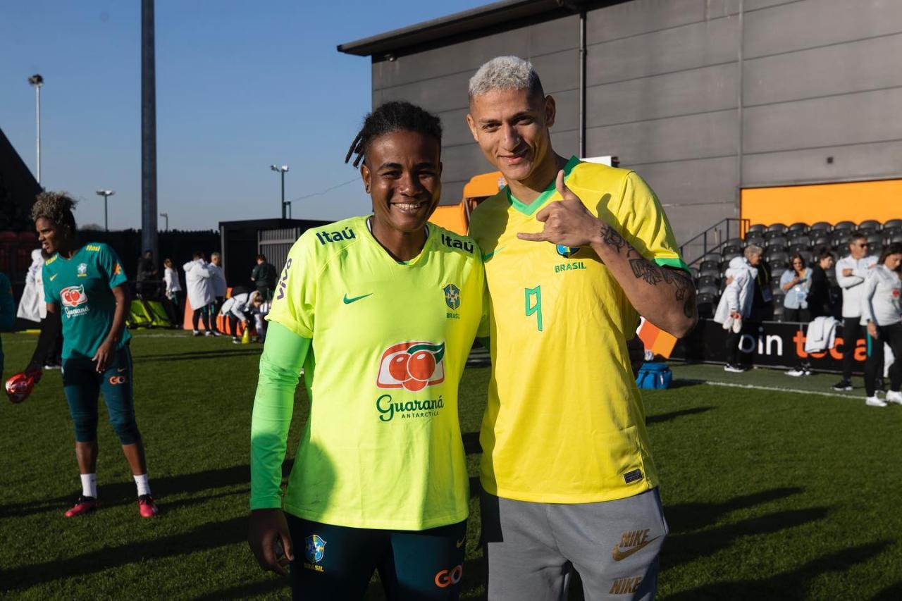 Guerreiras Grenás  estão com a Seleção Brasileira e hoje receberam uma visita especial :Richarlison!