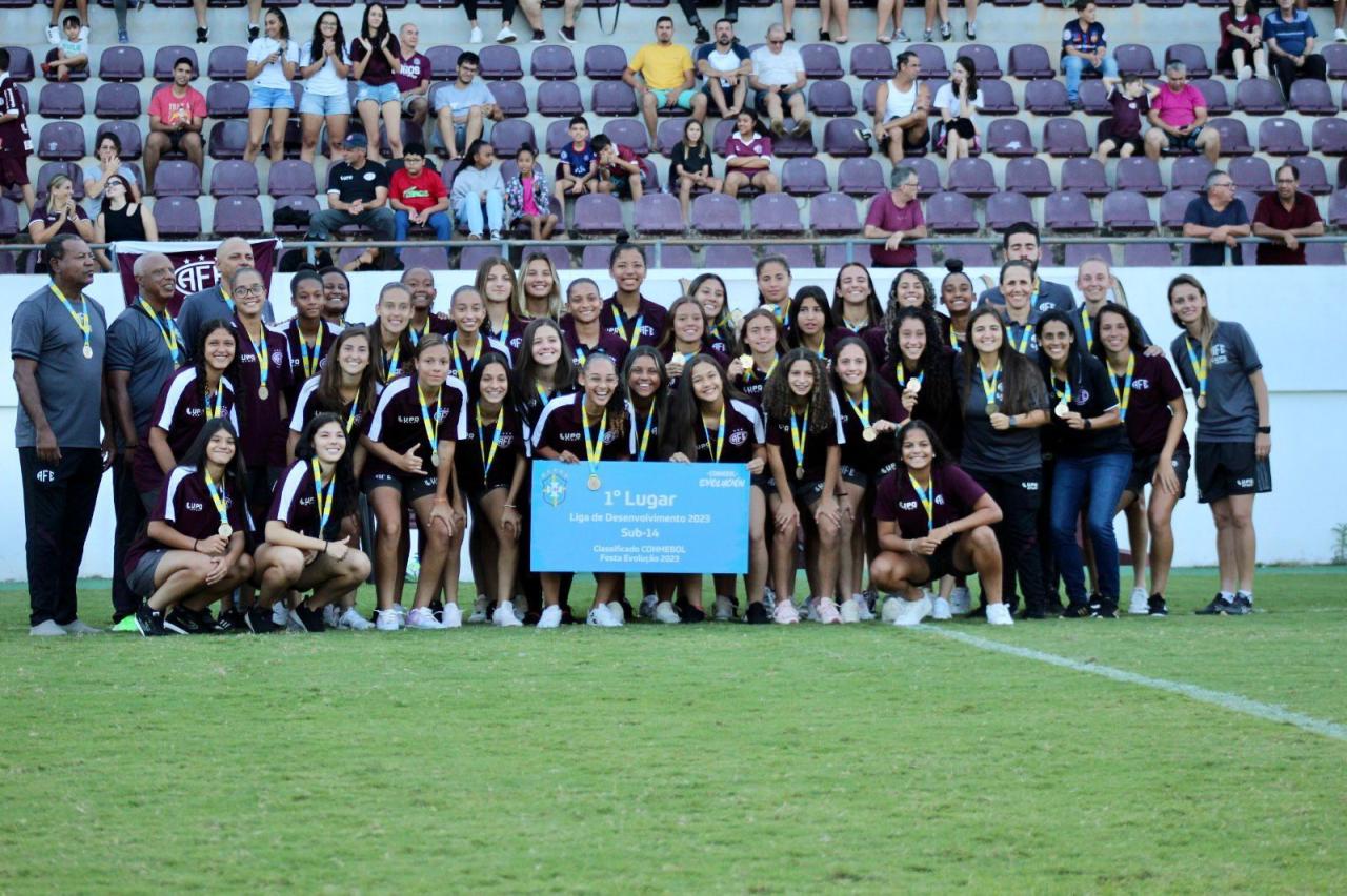 Guerreirinhas Grenás que conquistaram o título e o vice-campeonato, na Liga de Desenvolvimento, foram homenageadas pela Ferroviária!