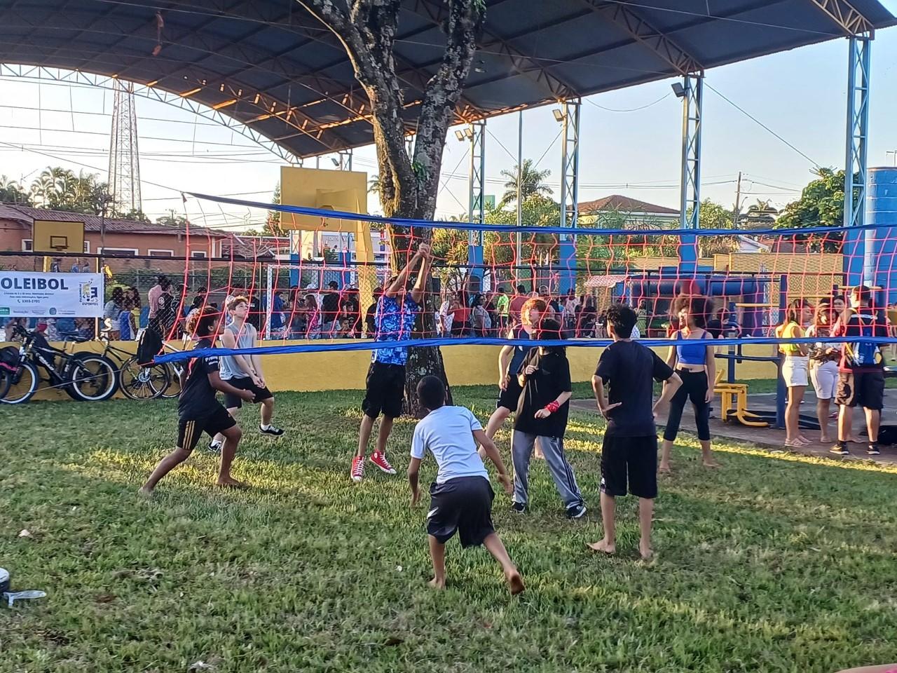 Atividades esportivas atraem crianças na Praça Scalamandré Sobrinho em Araraquara!