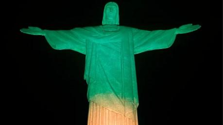 Cristo Redentor é iluminado com verde e amarelo em clime de Copa do Mundo 2023!