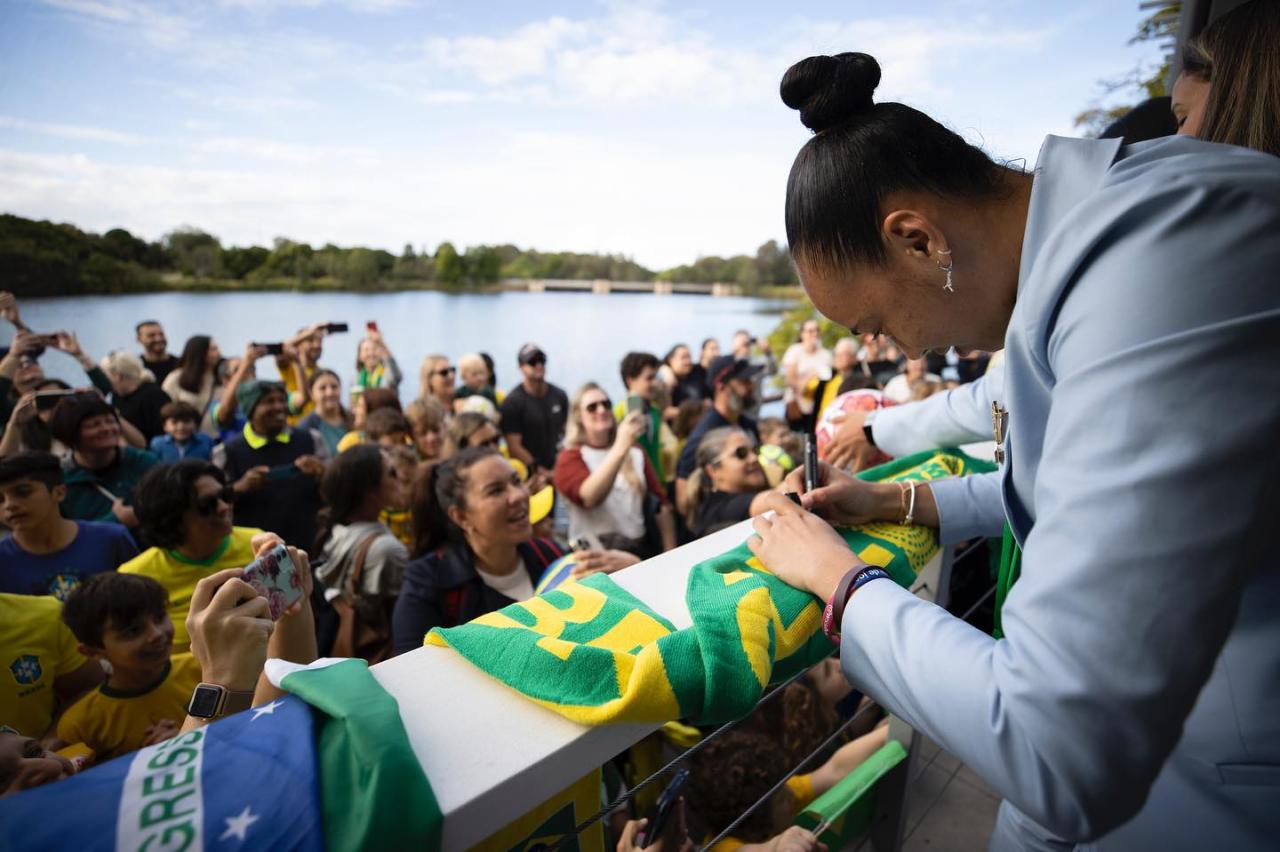 Seleção Brasileira desembarcou em Brisbane, na Austrália onde será sede na primeira fase da Copa!