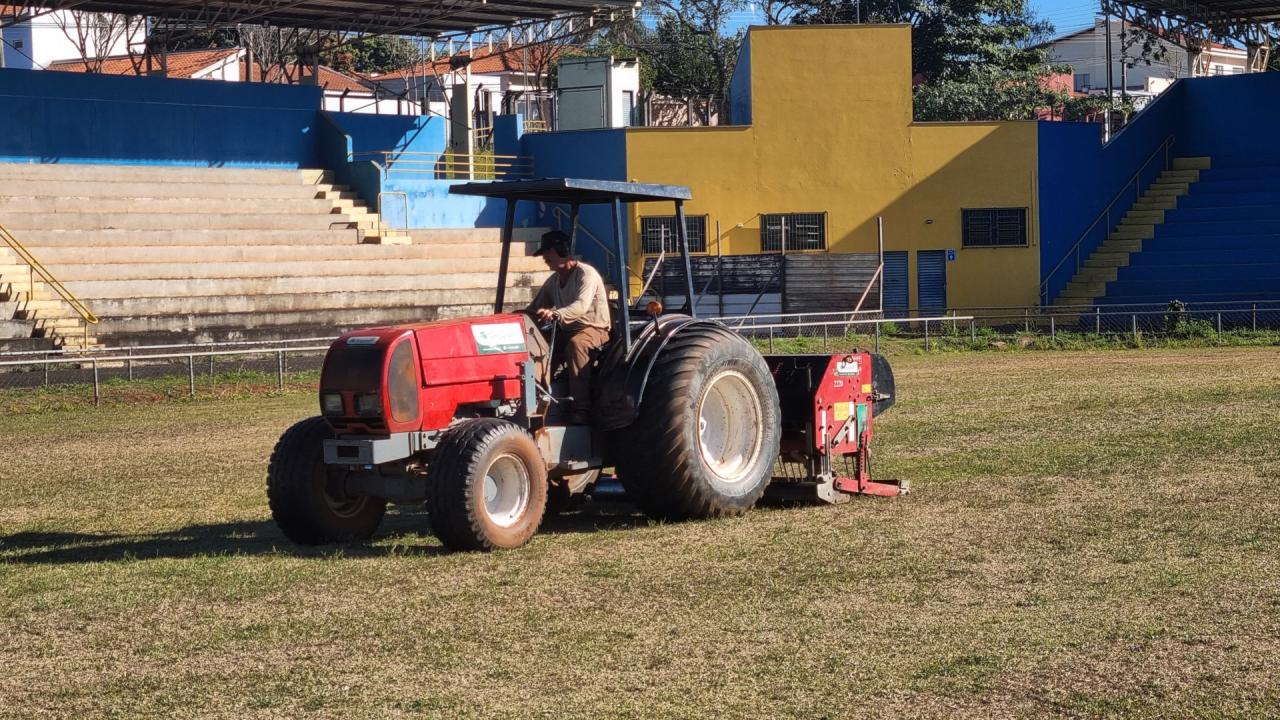 Prefeitura de Araraquara remodela gramado do estádio do Jardim Botânico em Araraquara!