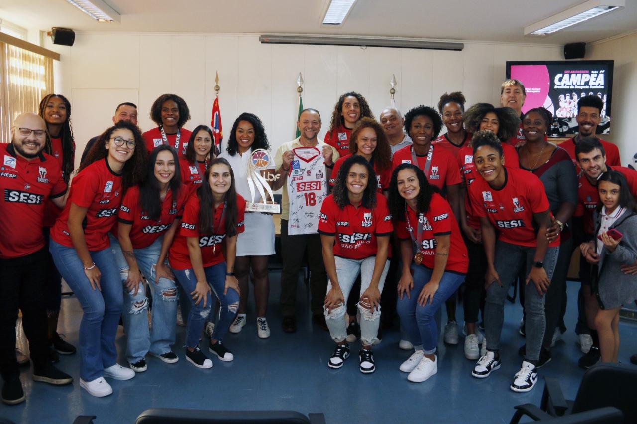 Prefeito Edinho Silva recepciona Sesi Araraquara ,Campeã Brasileira de Basquete 2023!