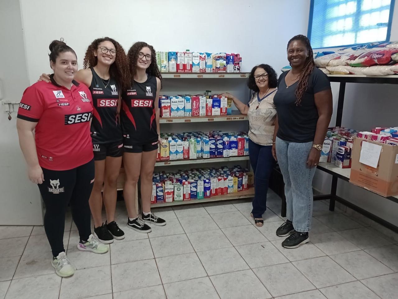 Sesi Araraquara Basquete Feminino doa litros de leite ao Fundo Social de Araraquara!