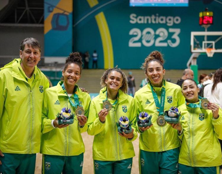 Técnico e atletas do Basquete Feminino do Sesi Araraquara conquistam o ouro no PAN 2023!