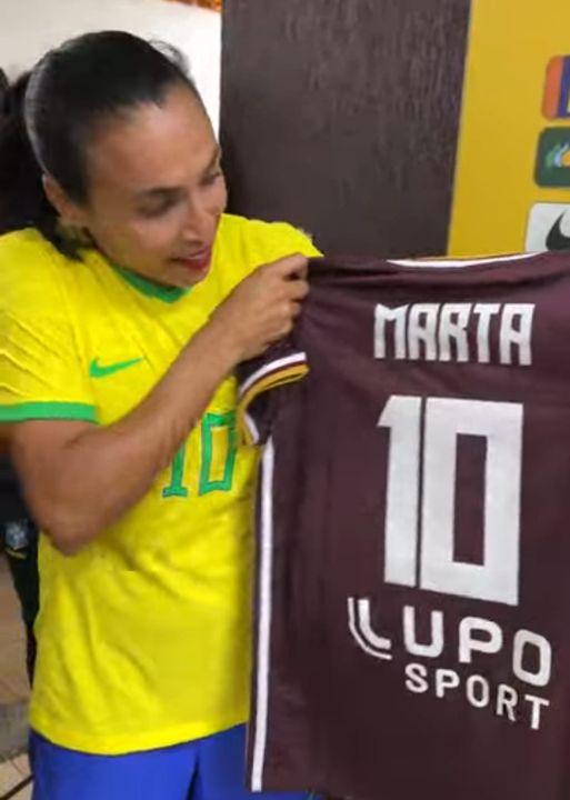Marta foi presenteada com uma camisa personalizada das Guerreiras Grenás!