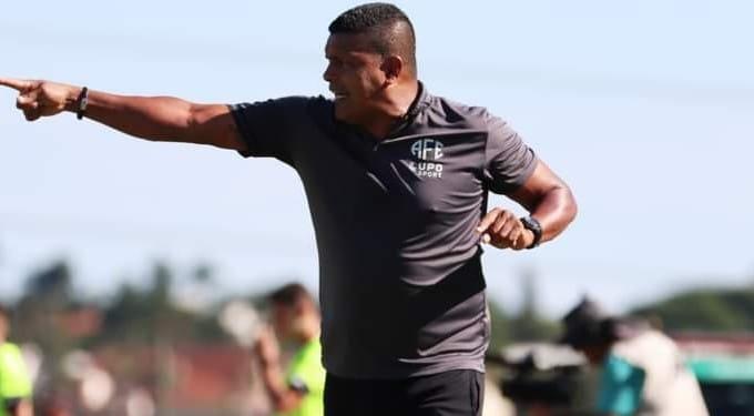 A Ferroviária SAF informa a saída do técnico Alexandre Lopes do comando da equipe profissional!