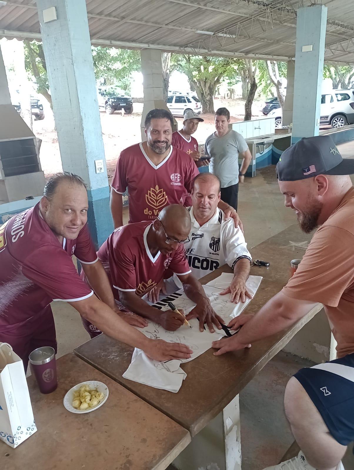 Jogadores da Ferroviária e do Santos prestam homenagem à torcedores Santistas!