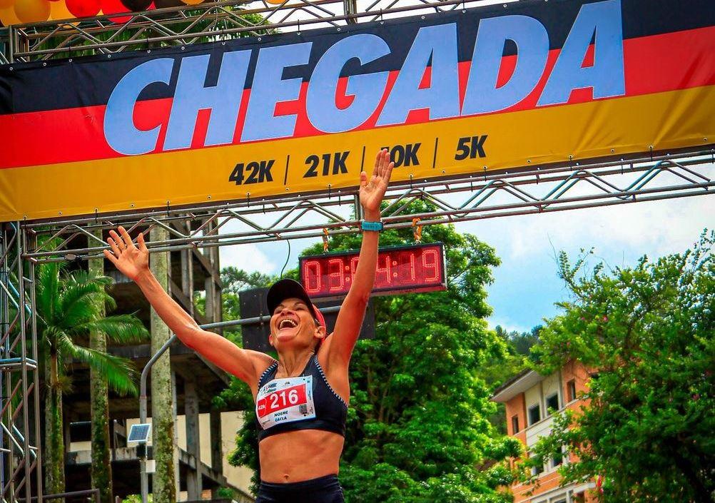 Noeme Pereira é Campeã da  Maratonainternqcional de  Blumenau 2024!