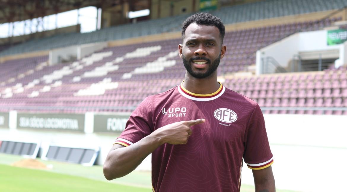 Lateral-esquerdo Igor Fernandes assina com a Ferroviária !