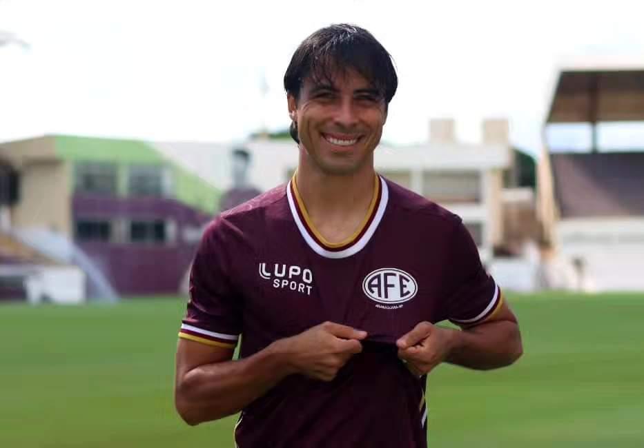 Ricardinho assina com a Ferroviária!