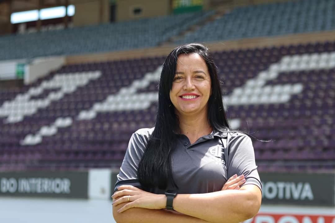 Ferroviária parabenzia sua Assistente Social , a Fabiana!