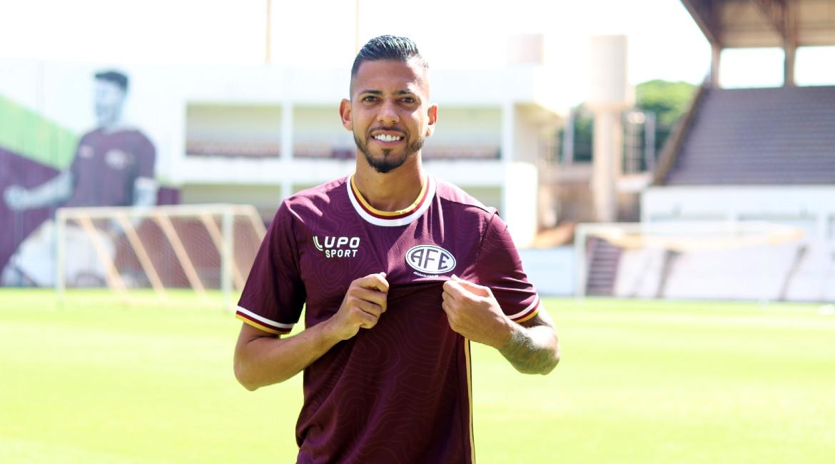 Lateral-direito Weverton acerta com a Ferroviária !