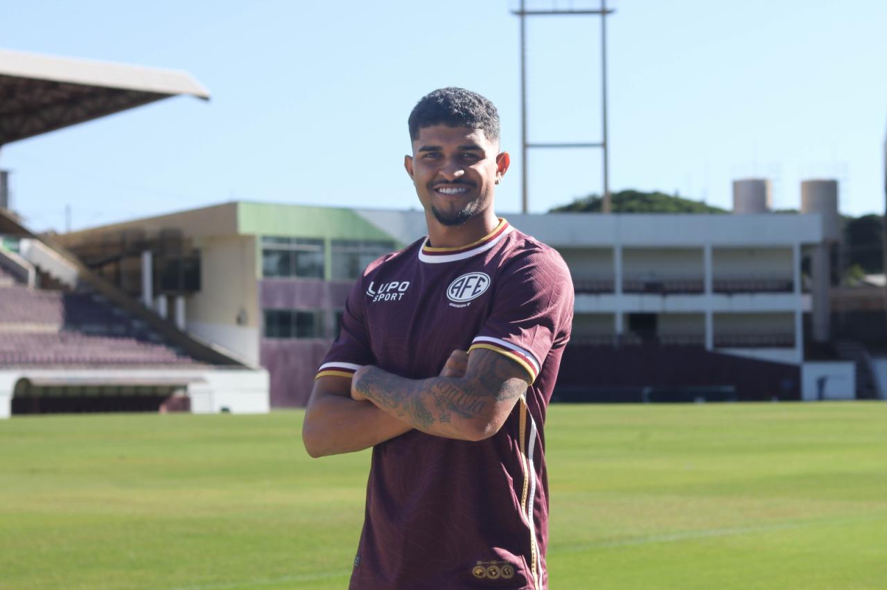 Ferroviária acerta com o lateral-esquerdo Edson Lucas!