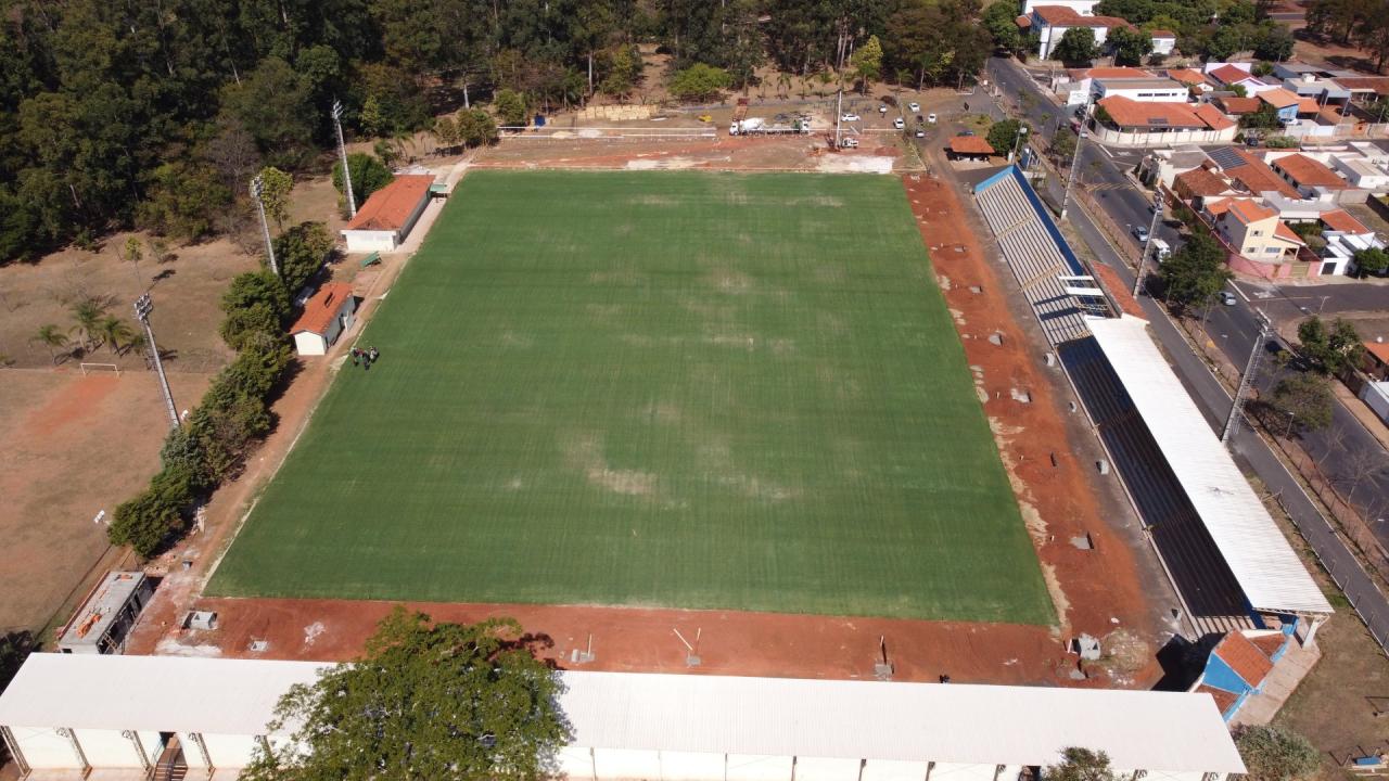 Após novo gramado, obra no estádio do Botânico prossegue com construção de arquibancada em Araraquara!