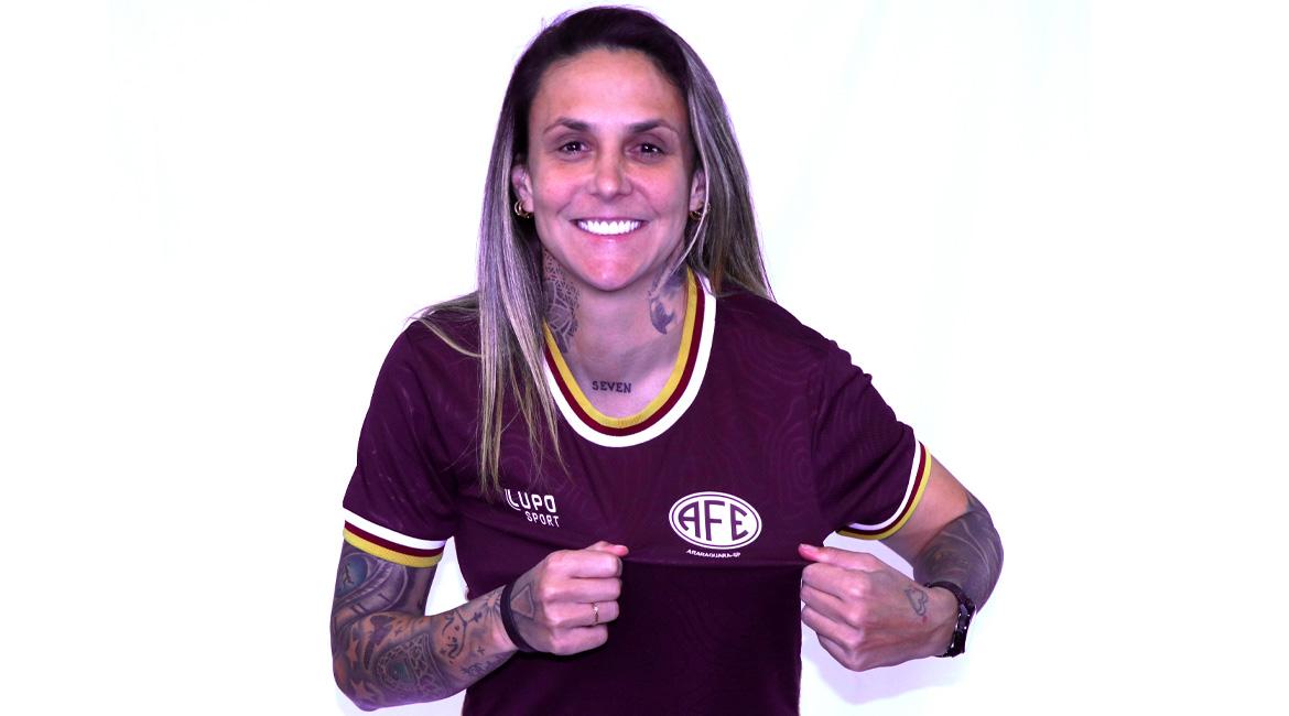 Guerreiras Grenás anunciam a contratação da meia Darlene!