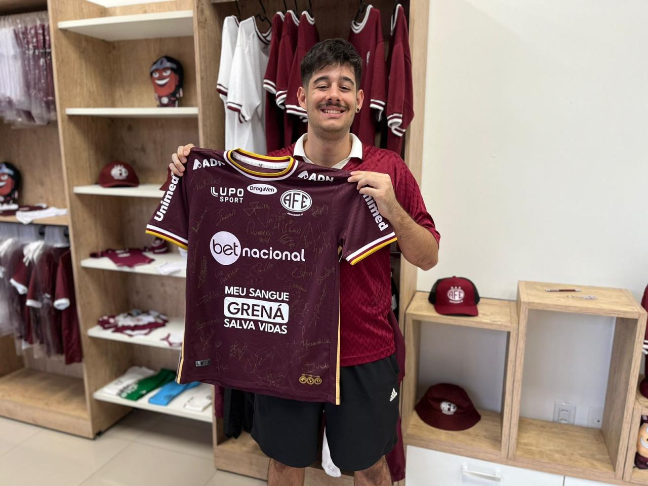 Kadu Gibran fez a sua doação, participou do sorteio e levou a camisa da AFE!