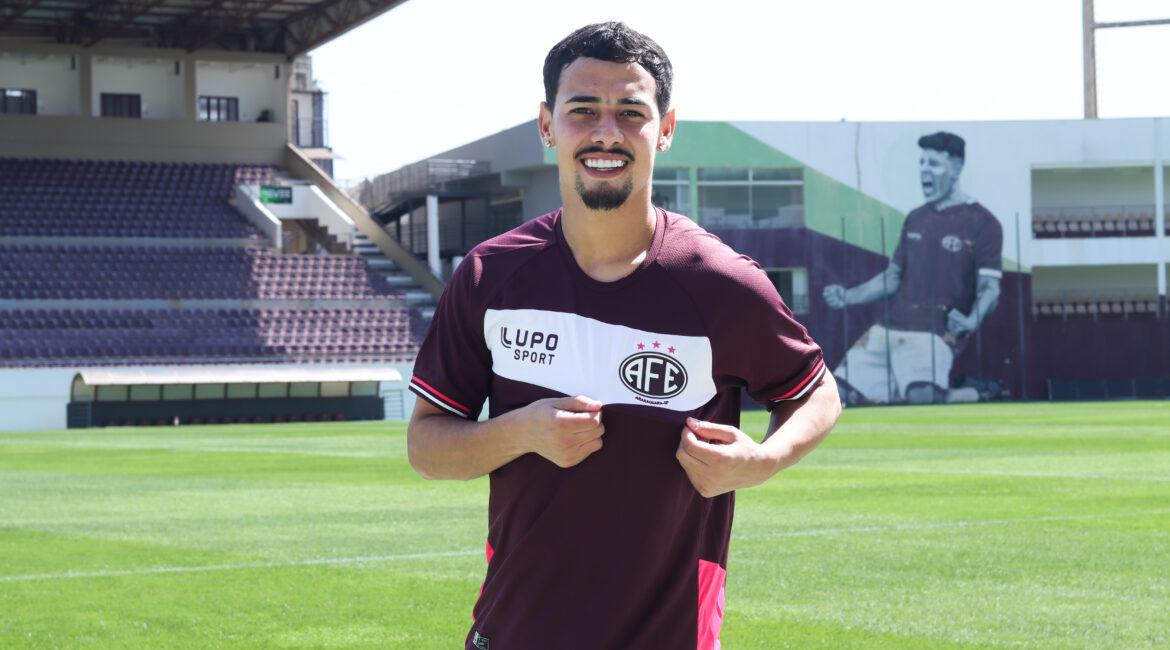 Thayllon também é contratado pela Ferroviária!