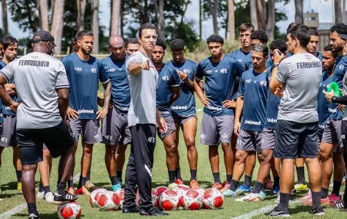Técnico Júnior Rocha enaltece elenco após vitória da Ferroviária na estreia do Paulistão Série A2 2025!