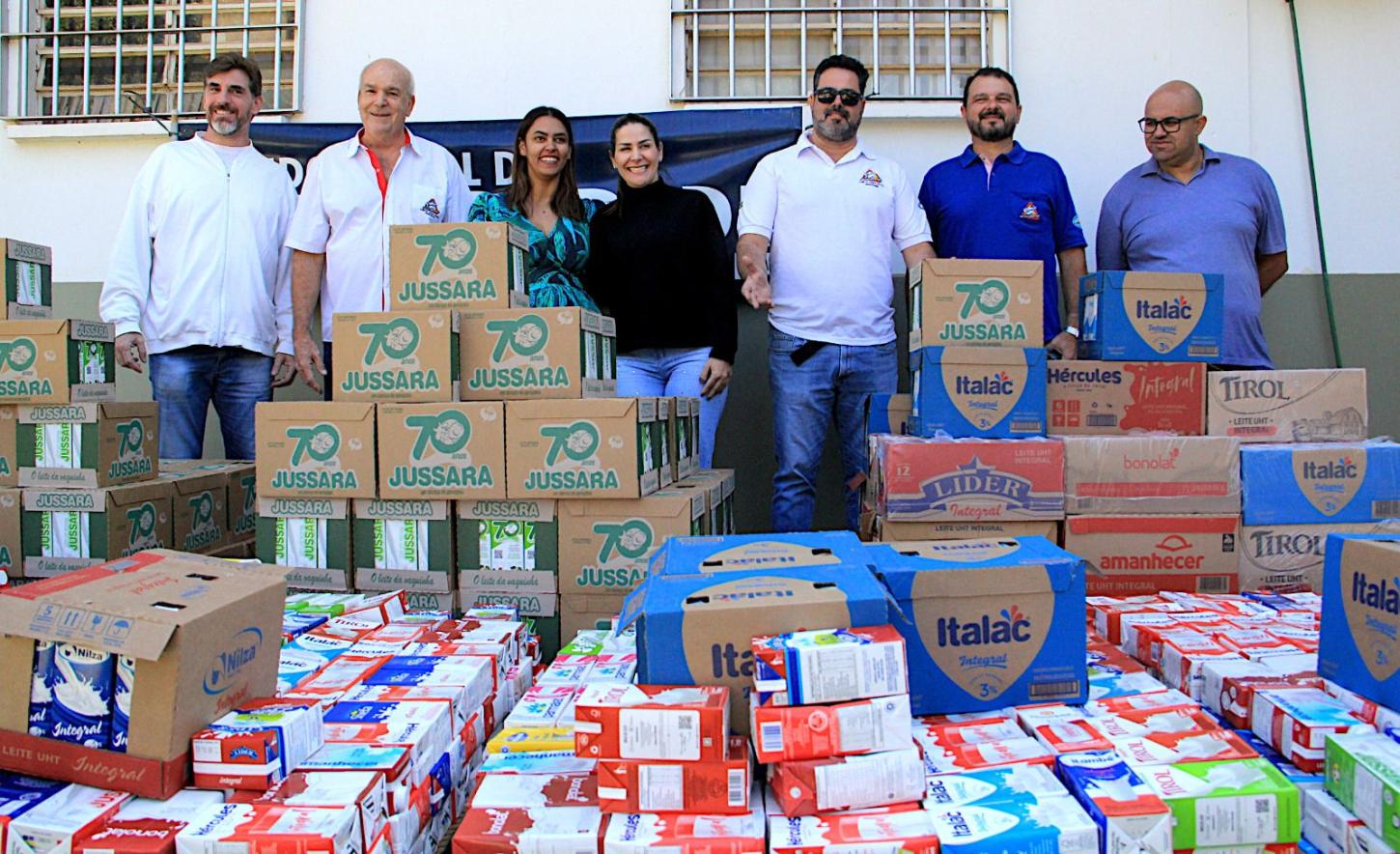Fundo Social de Araraquara recebe doação de mais de 2.500 litros de leite do Clube Os Intocáveis!