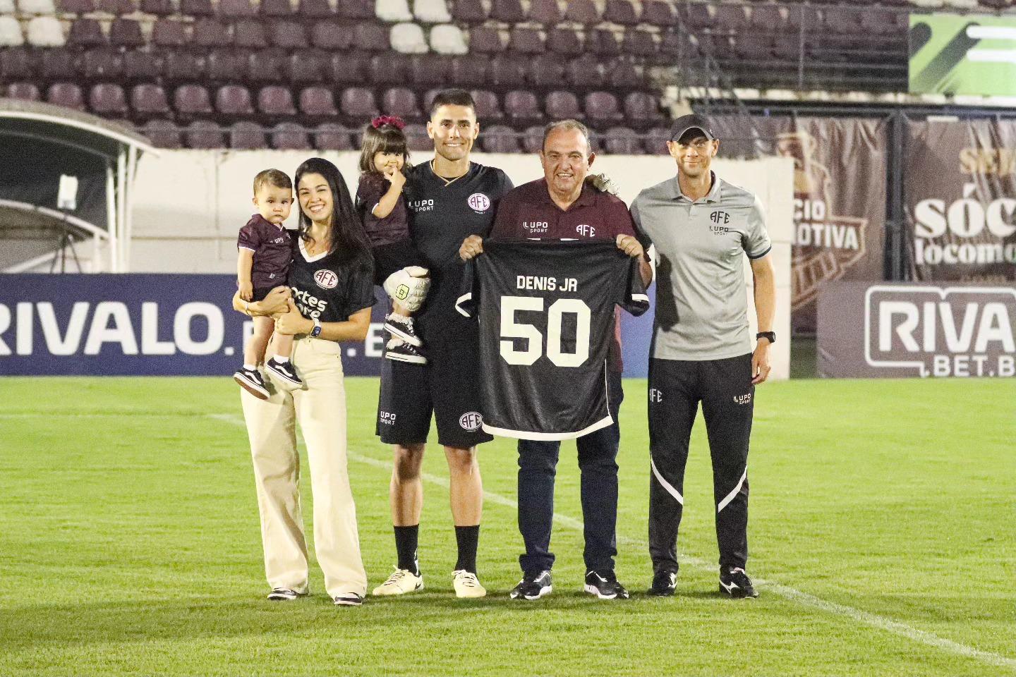 Denis Júnior alcança 50 jogos pela Ferroviária e recebe homenagem!
