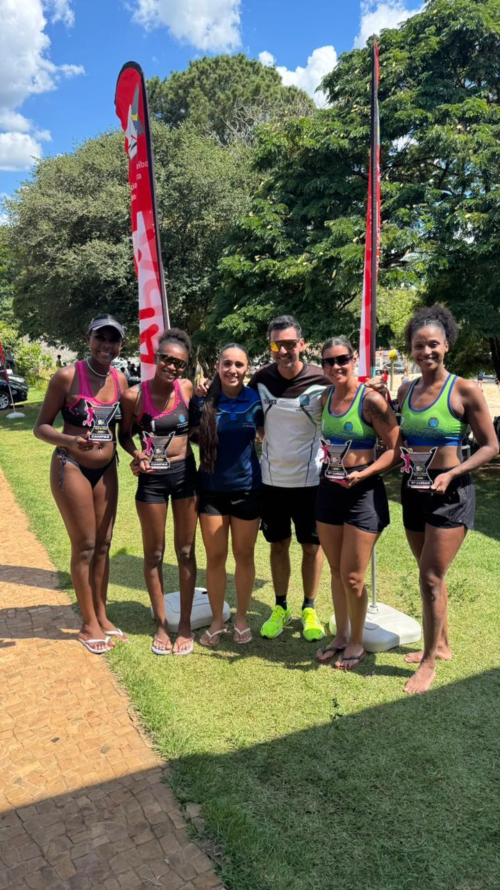 Duplas de Araraquara brilham e garantem ouro e bronze na abertura do Circuito de Vôlei de Praia feminino 2026!