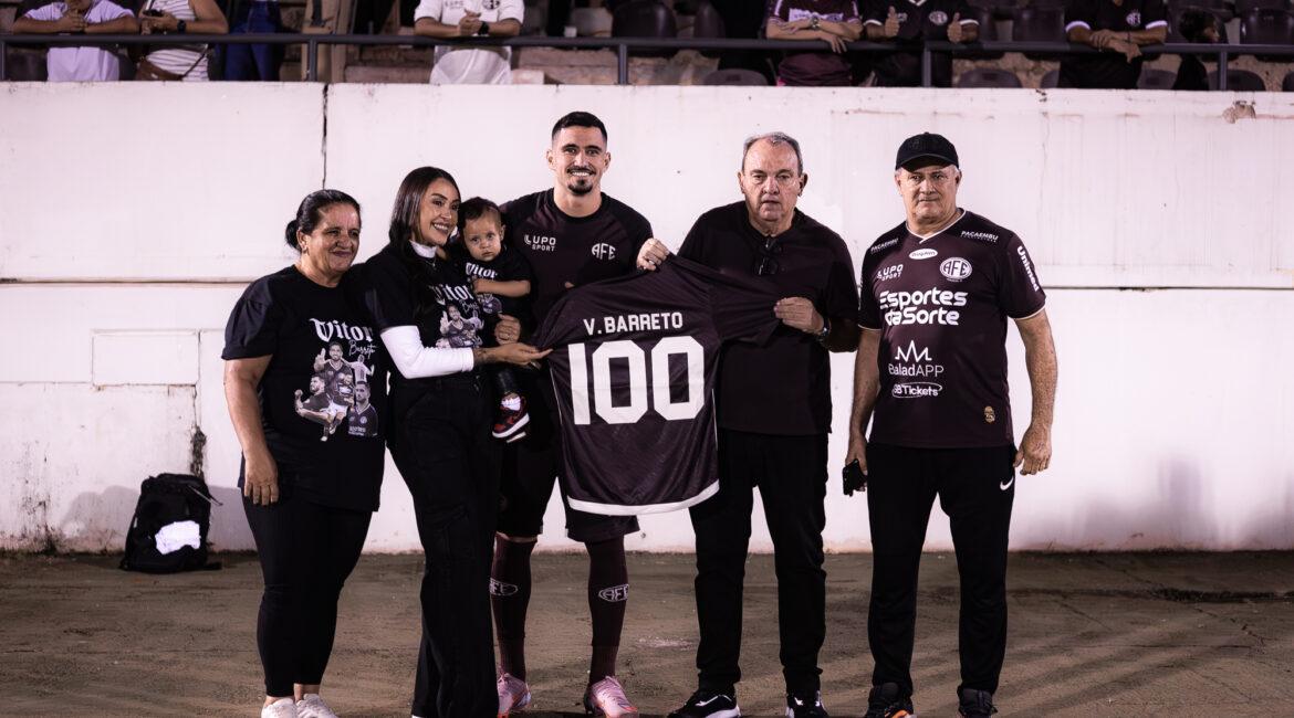 Vitor Barreto completa 100 jogos pela Ferroviária e é homenageado ao lado da família na Fonte Luminosa!