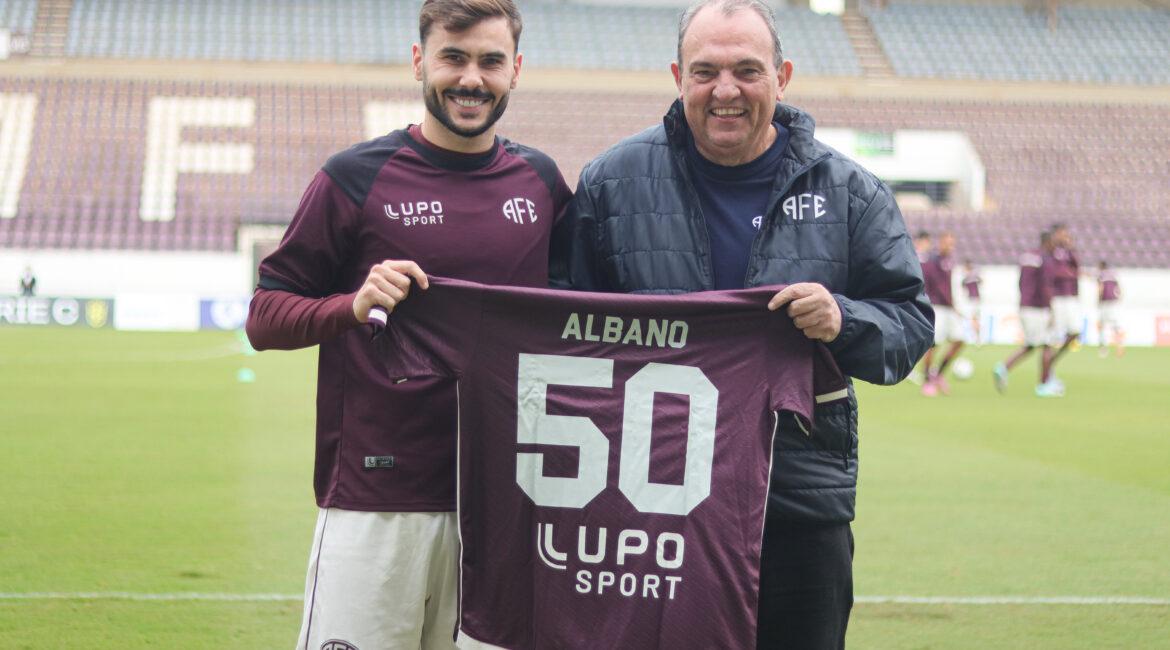 50 vezes Albano: meio-campista recebe camisa comemorativa da Ferroviária!