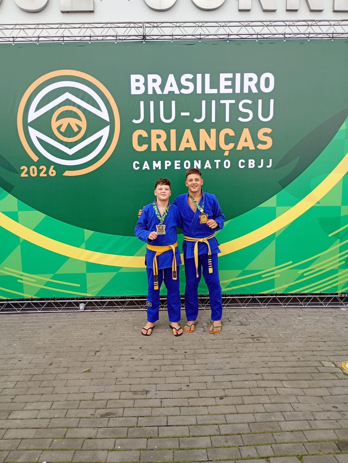  ARARAQUARENSES VICTOR SILVA SÃO CAMPEÃO BRASILEIRO KIDS E GABRIEL SILVA 3º COLOCADO DE JIU JITSU 2026!