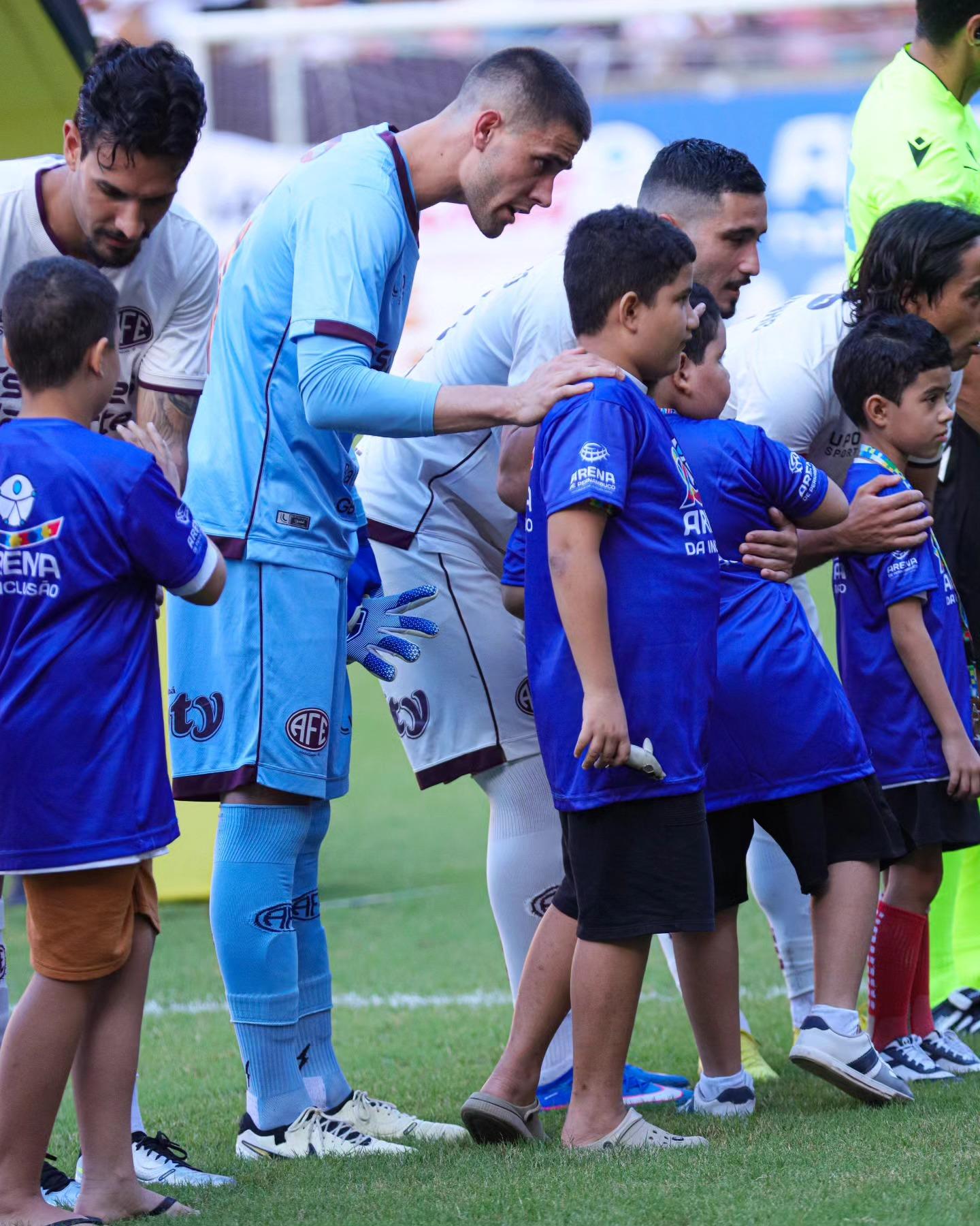  Crianças do Camarote da Inclusão entraram em campo com os jogadores da Ferroviária e do Santa Cruz!