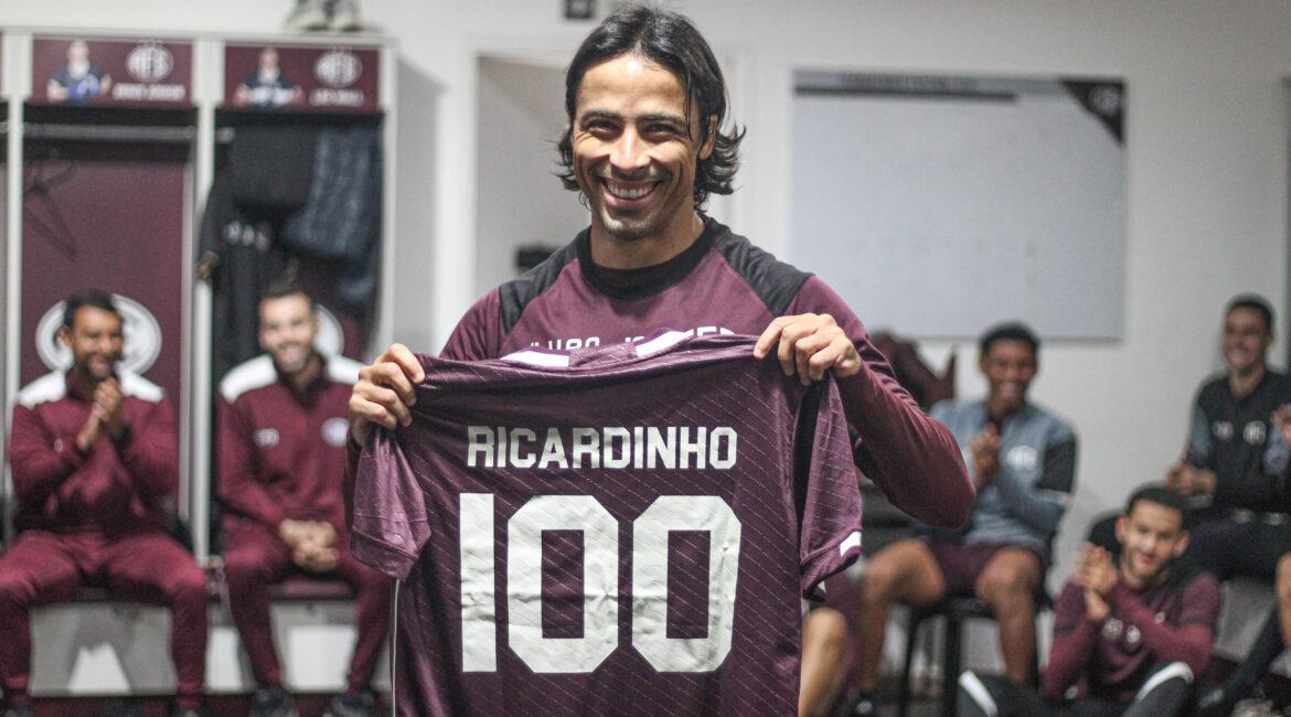 Ídolo afeano, Ricardinho recebe camisa em celebração aos 100 jogos pelo clube e projeta Ferroviária forte na briga pelo acesso!