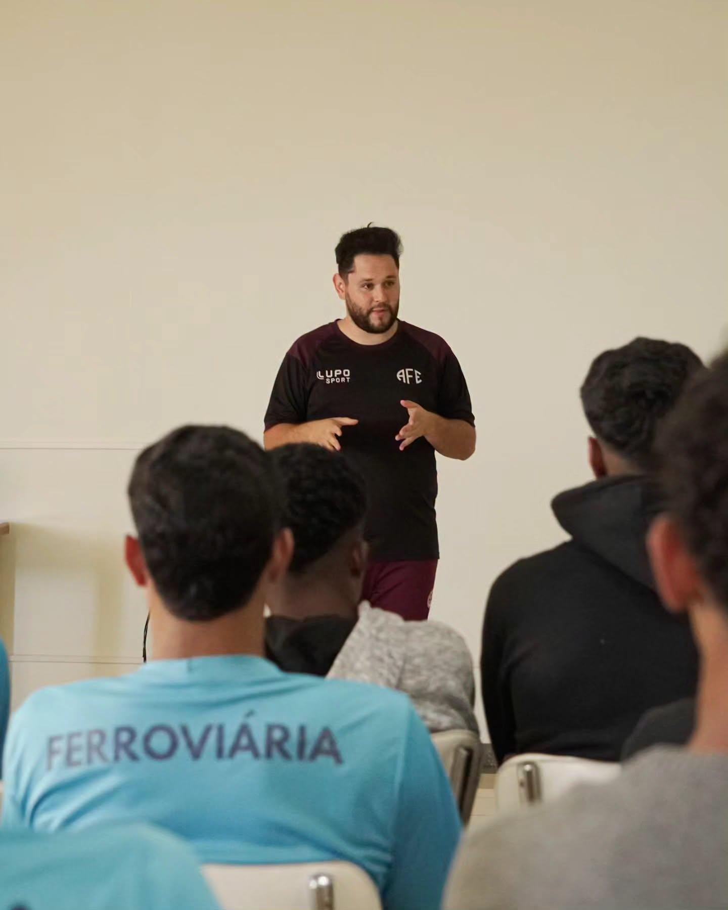 Sub-20 da Ferroviária participa de uma palestra sobre media training!