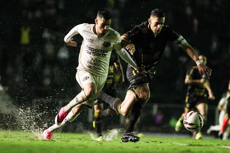 Figueirense-SC 2 x 2 Ferroviária - Furacão renasceu e arrancou um ponto