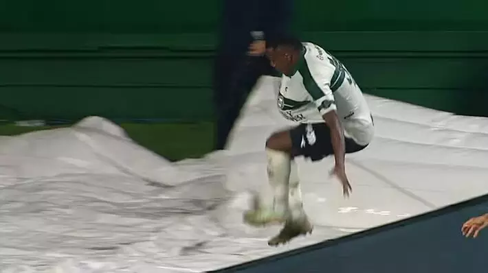 Zagueiro do Coritiba cai em túnel ao comemorar gol anulado no Couto Pereira