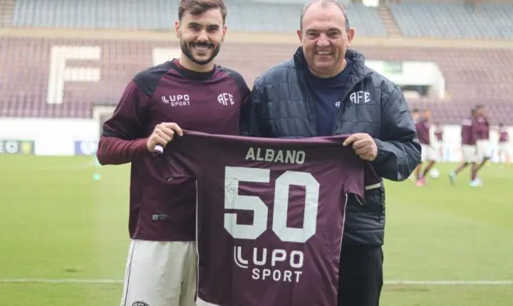 50 vezes Albano: meio-campista recebe camisa comemorativa da Ferroviária!