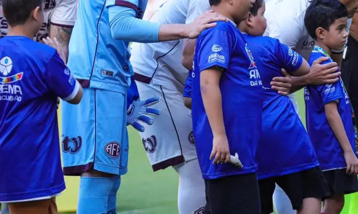  Crianças do Camarote da Inclusão entraram em campo com os jogadores da Ferroviária e do Santa Cruz!