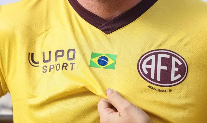 No clima da Copa2026, Ferroviária lança camisa  personalização especial em homenagem ao Brasil