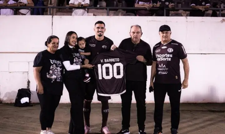 Vitor Barreto completa 100 jogos pela Ferroviária e é homenageado ao lado da família na Fonte Luminosa!